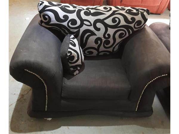 ~/upload/Lots/51517/AdditionalPhotos/u26tvrrpd3gac/Lot 064 1x 1 Seater couch_t600x450.jpg